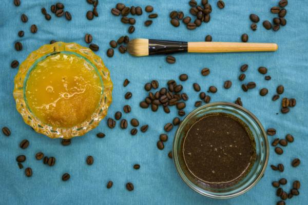 Qué hace el café con miel en la cara