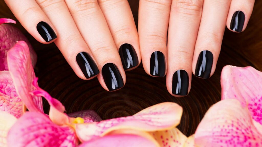 Qué significa cuando uña mujer se pinta las uñas de negro