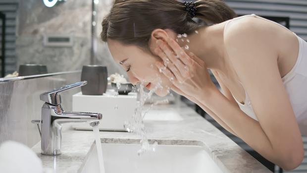 Cómo se debe lavar la cara en la mañana